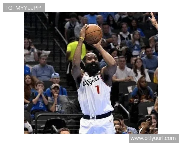 哈登半场表现低迷三分球失准球队外线哑火难以破局